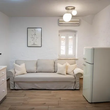 Familija Lovrinovi Retreat With Shared Pool * Zvoneca