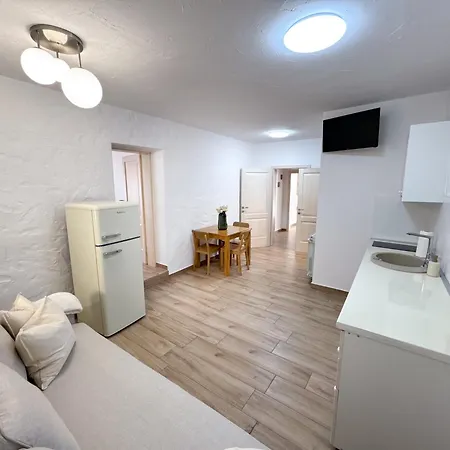 Familija Lovrinovi Retreat With Shared Pool * Zvoneca