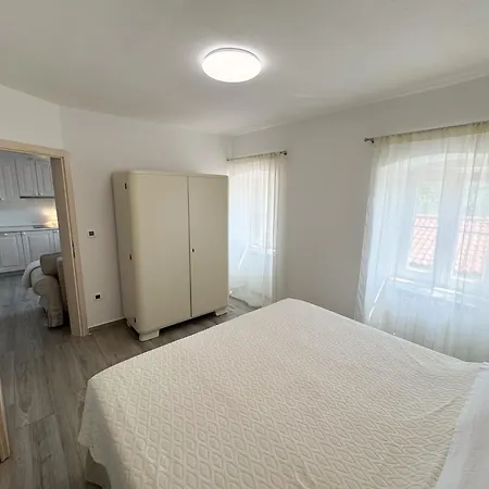 Familija Lovrinovi Retreat With Shared Pool * Zvoneca
