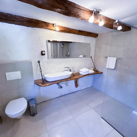 Familija Lovrinovi Retreat With Shared Pool * Zvoneca