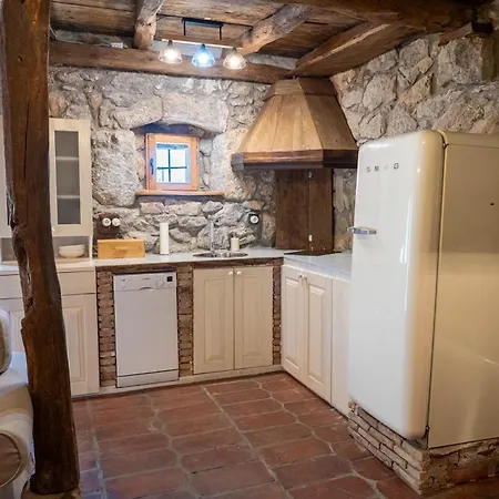 Familija Lovrinovi Retreat With Shared Pool Zvoneca