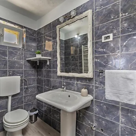 Familija Lovrinovi Retreat With Shared Pool דירה Zvoneca