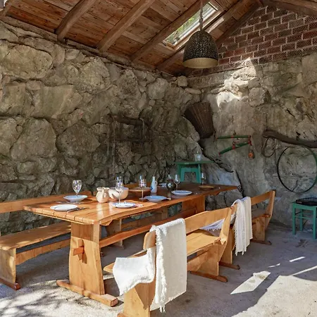 Familija Lovrinovi Retreat With Shared Pool *