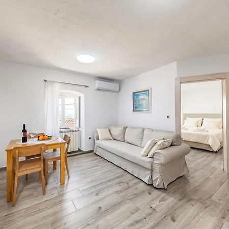 Familija Lovrinovi Retreat With Shared Pool *