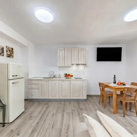 דירה Familija Lovrinovi Retreat With Shared Pool
