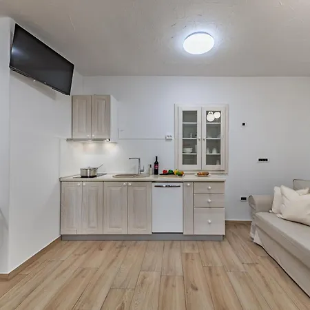 Familija Lovrinovi Retreat With Shared Pool * Zvoneca