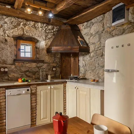 Familija Lovrinovi Retreat With Shared Pool דירה