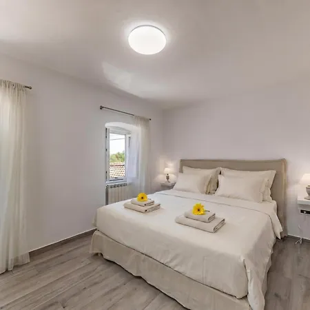 Apartament Familija Lovrinovi Retreat With Shared Pool *