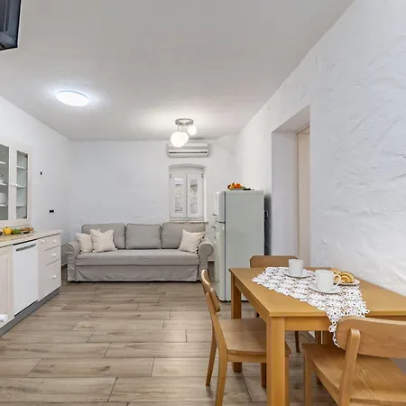 Familija Lovrinovi Retreat With Shared Pool * Zvoneca