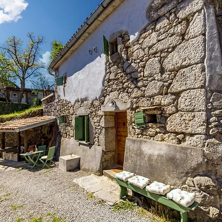 Familija Lovrinovi Retreat With Shared Pool *