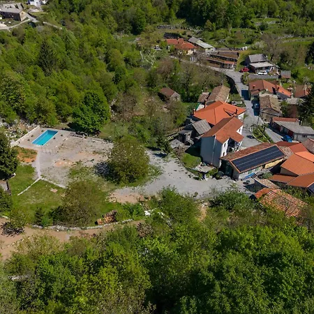 Familija Lovrinovi Retreat With Shared Pool *