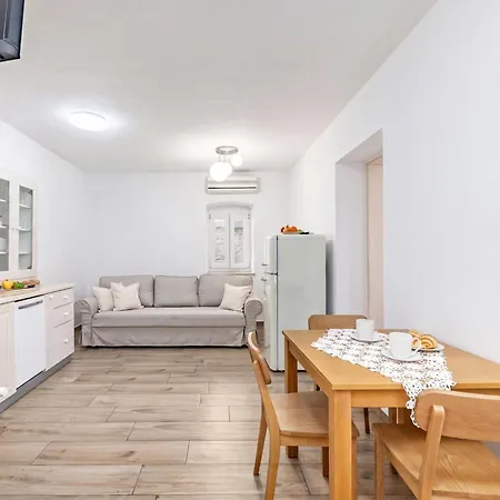 Familija Lovrinovi Retreat With Shared Pool * Zvoneca